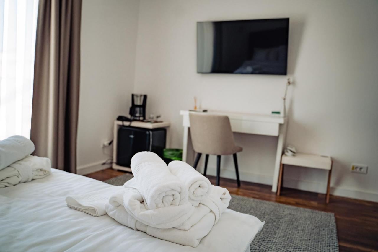 Hotel B4 オラデア エクステリア 写真