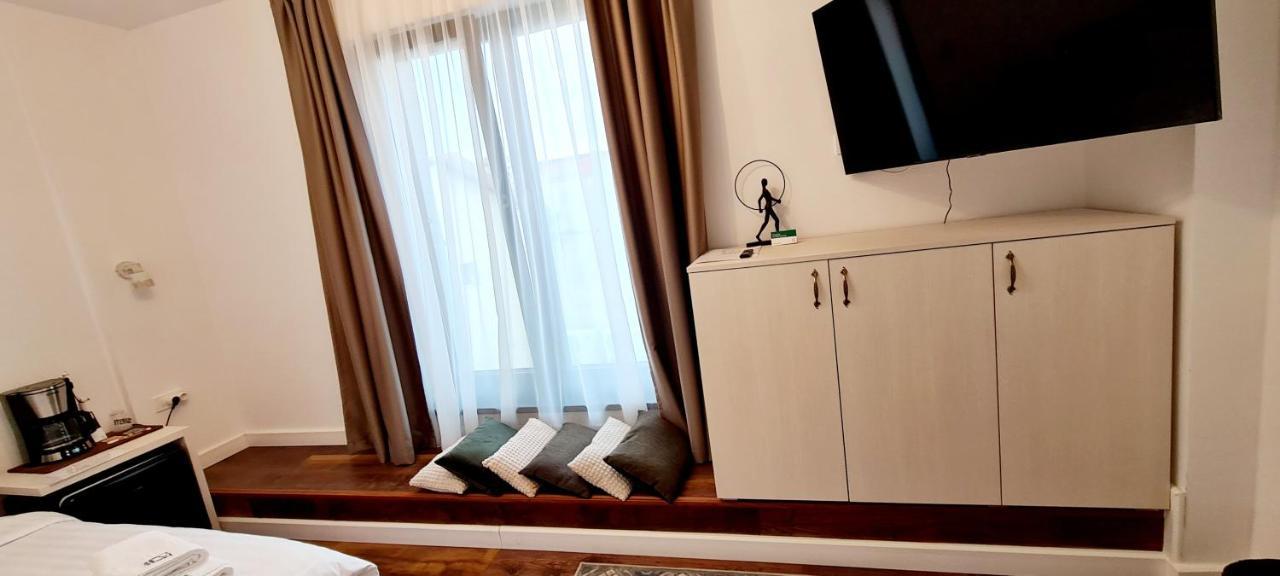 Hotel B4 オラデア エクステリア 写真