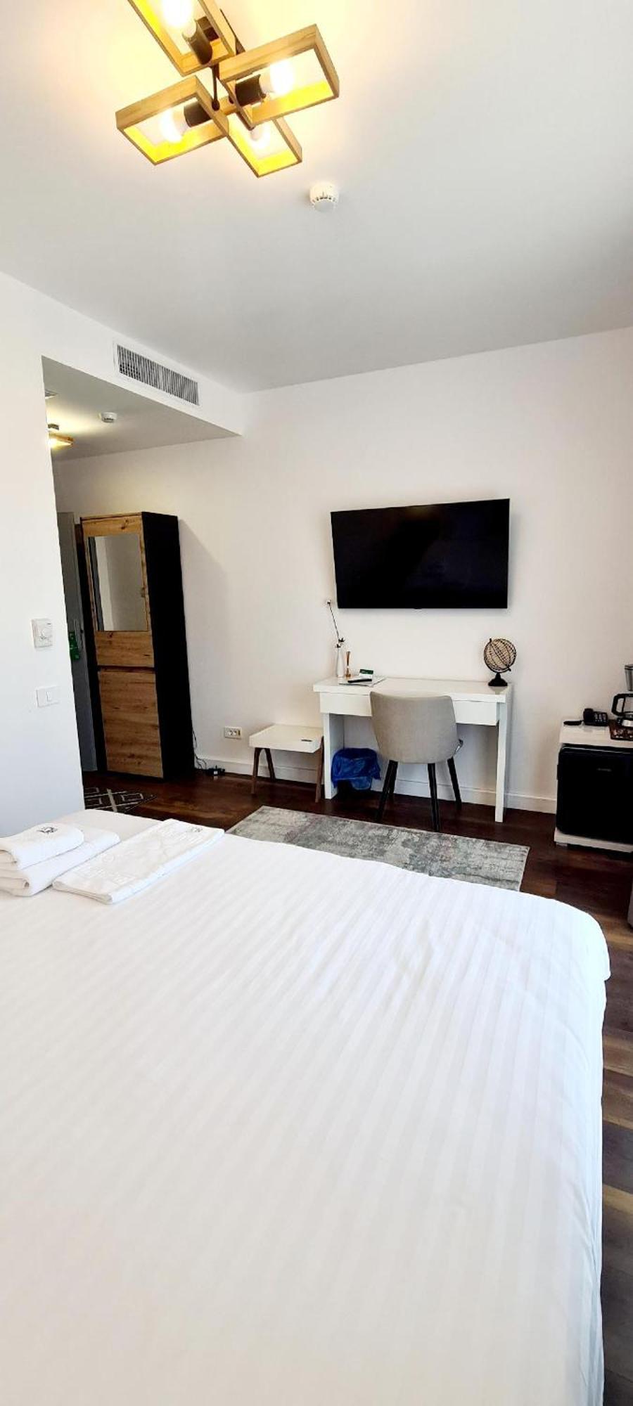Hotel B4 オラデア エクステリア 写真